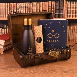 Friki Locura Pack Regalo Premium Harry Potter Baúl Hogwarts abierto con producto expuesto con fondo